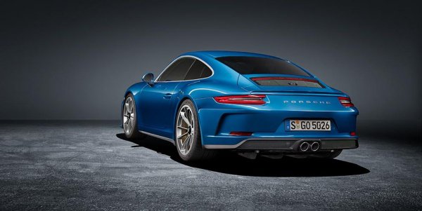 Ако се вгледате, ще видите, че линията на профила на съвременните поколения на 911 не се различава особено от тази на оригинала от 1964 година. Но в Porsche успяват всеки път да променят нещо и да модернизират класическия дизайн на вечния си хит.